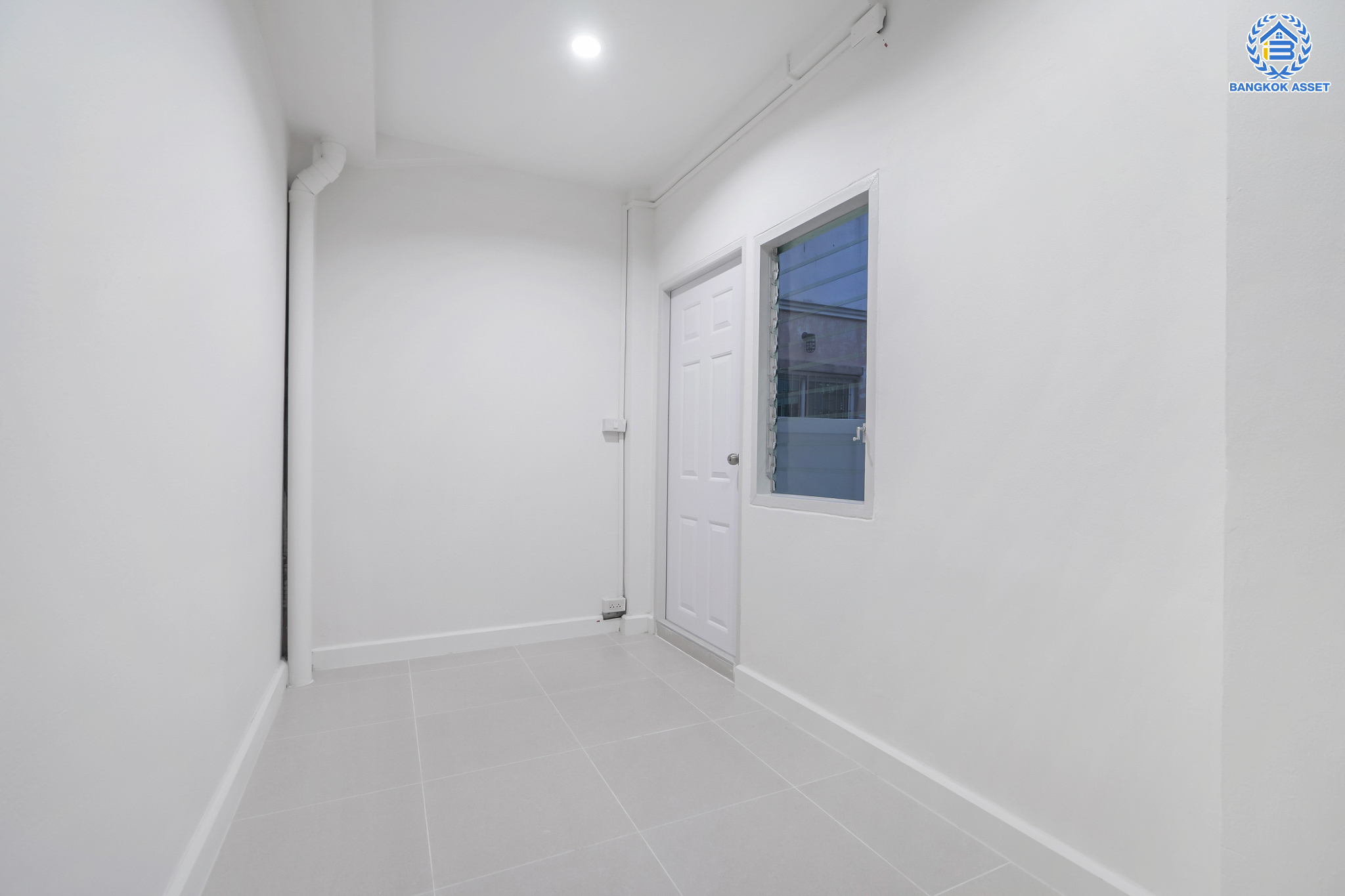 บ้านมือสองตกแต่งใหม่ ม.ดิเอมเมอรัลด์พาร์ค2 บางกรวย-ไทรน้อย เนื้อที่ 58.9 ตร.ว. ฟังก์ชัน 5 ห้องนอน 3 ห้องน้ำ 1 ห้องอเนกประสงค์ 2 ที่จอดรถ บนทำเลศักยภาพ เชื่อมสู่ถนนชัยพฤกษ์ เพียง 5 นาที ใกล้เซ็นทรัลเวสต์เกต และรถไฟฟ้าสายสีม่วง "สถานีบางพลู"...